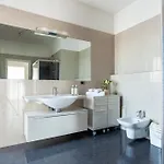 The Red Penthouse - Leonardo Mxp Maggiore Private Park 公寓