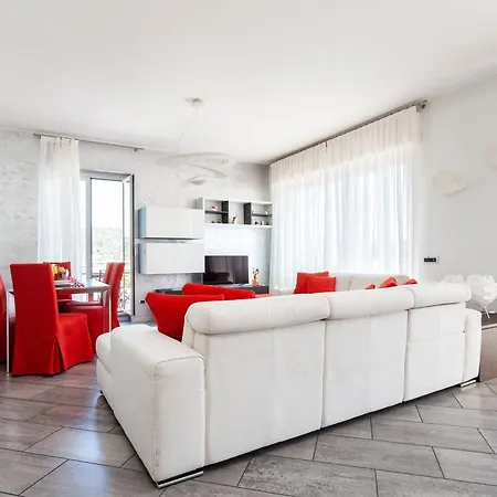 The Red Penthouse - Leonardo Mxp Maggiore Private Park Apartment Sesto Calende