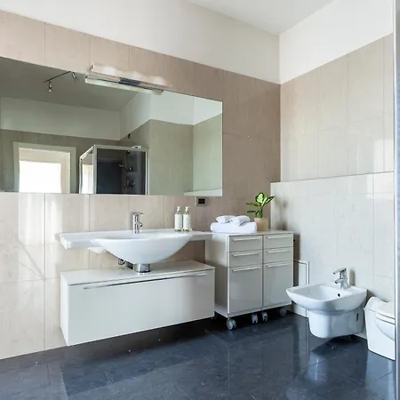 The Red Penthouse - Leonardo Mxp Maggiore Private Park Apartment